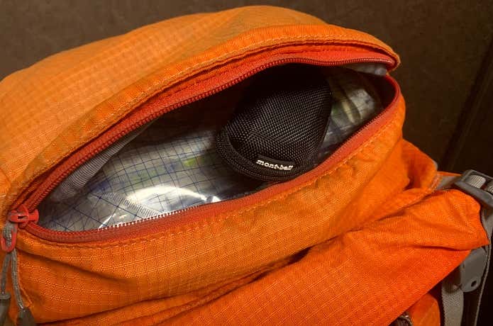 ザックの雨蓋にもラクラク収納可能