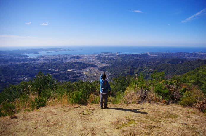 低山から海を眺める