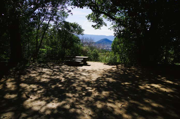 冬の陽だまりの天香久山から眺める畝傍山
