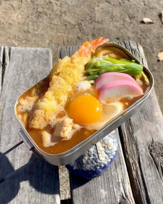 ④火を弱め、赤みそを少しずつ溶かしながら入れる。（沸騰させないのがコツ）

⑤最後にねぎ、かまぼこ、海老天、卵を入れて完成。
（卵の半熟が好きな方は、フタをして弱火で1～2分。ねぎのクタクタが好きな方は、うどん投入の時に入れてください）