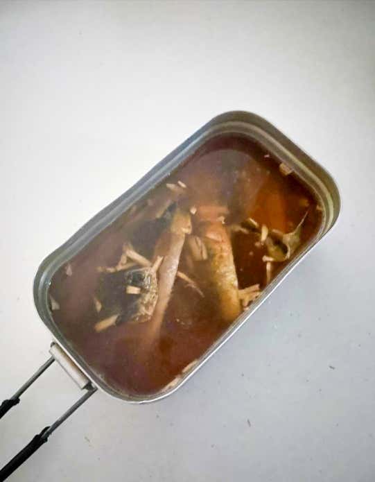 ②メスティンに洗ったお米、しょうゆ、酒、みりんを入れて、内側のリベット（丸い突起）の中心まで水を加えて調整する。