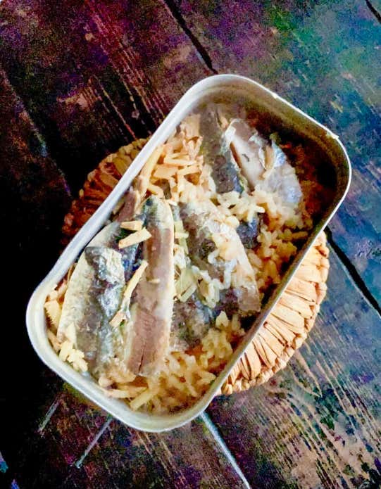 ③お米の上にイワシ、しょうがをのせ、フタをして固形燃料で約20分炊く。

④火が消えたら、タオルなどで包み10分ほど蒸らす。炊き上がったら全体をよく混ぜ、ねぎをのせて出来上がり。