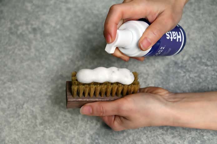 「Hat Care Kit」のフォームをブラシに出しているところ