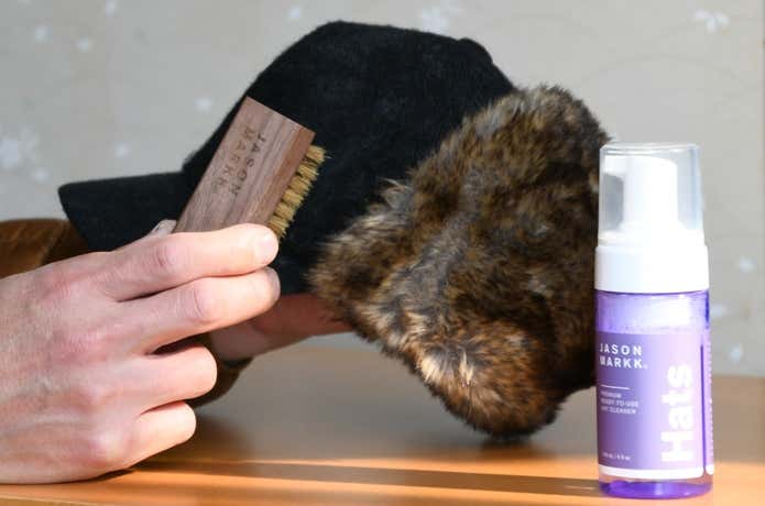 「Hat Care Kit」を使って、帽子の汚れを浮かせているところ