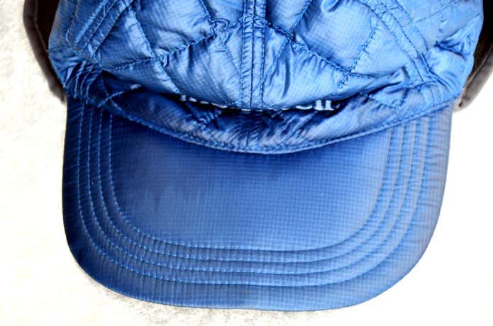 「Hat Care Kit」でケア後、キャップのツバ部分にフォームが残り少し濃く変色している