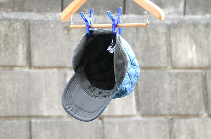 「Hat Care Kit」でケア後、キャップを風通しの良い場所で陰干ししているところ