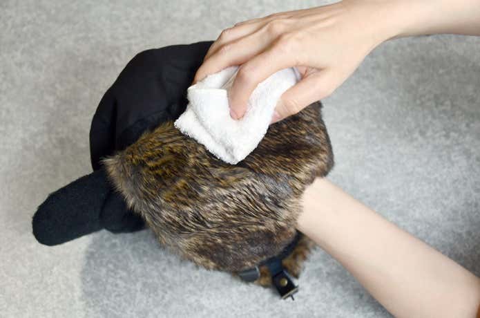 「Hat Care Kit」のフォームをつけた後、タオルでふき取っているところ 艶が出ている