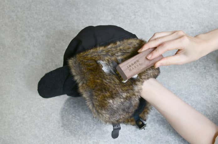ファー付きキャップのファーの部分を「Hat Care Kit」のフォームをつけてブラッシングしているところ