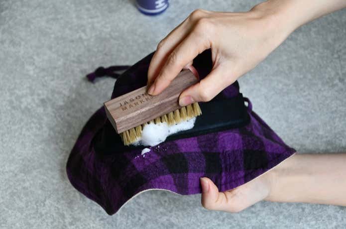 おでこ部分が日焼け止めで汚れている帽子を「Hat Care Kit」のフォームをつけて汚れを浮かしているところ