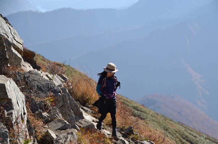 お気に入りの帽子をかぶって山を歩いているところ