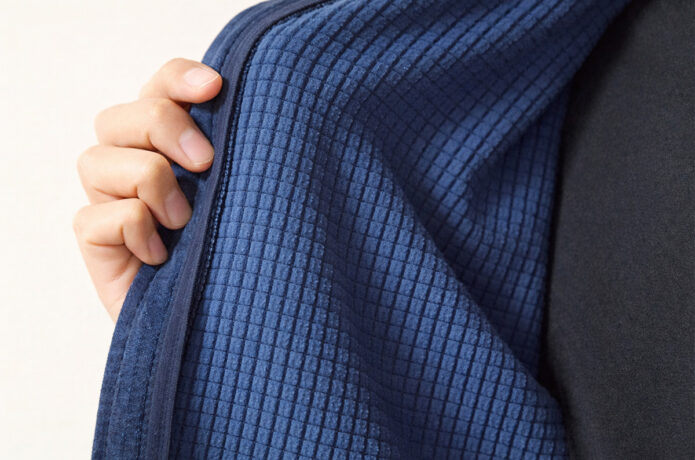行動中も休憩中も着ていられる「グリッドフリース」