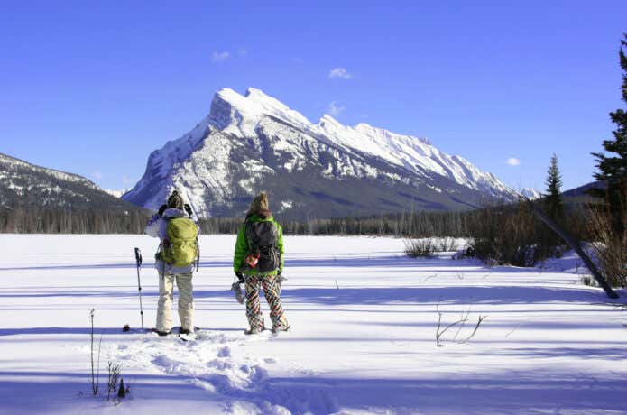 スノーシューを楽しむ人