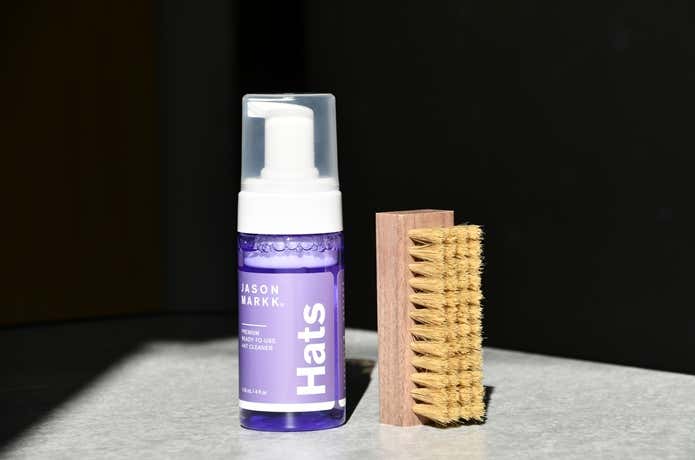 「Hat Care Kit」のハットクリーナーとクリーニングブラシ