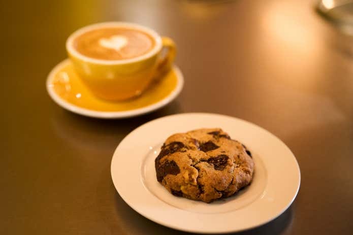 チョコチャンククッキーとラテ
