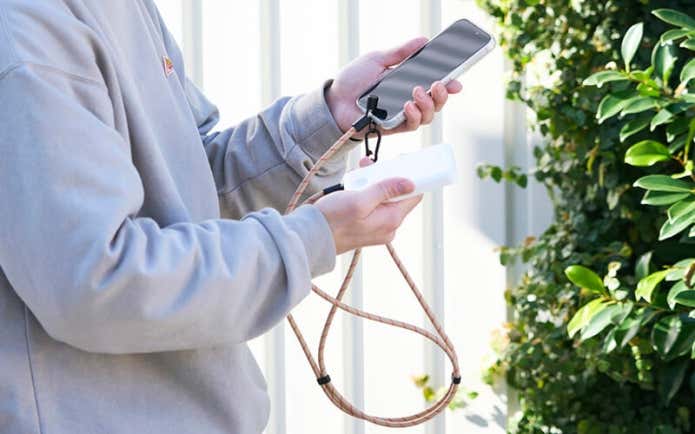 ▲ストラップがモバイルバッテリー用の
充電ケーブルになる