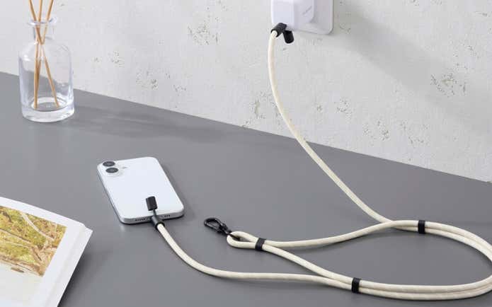 USBケーブルショルダーストラップでスマホを充電