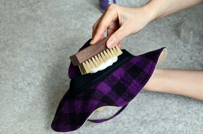 「Hat Care Kit」を使って、帽子に泡をつけたブラシで汚れを浮かせているところ