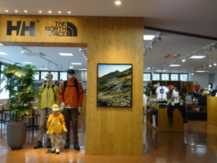 知床自然センター内にある「THE NORTH FACE／HELLY HANSEN 知床店」