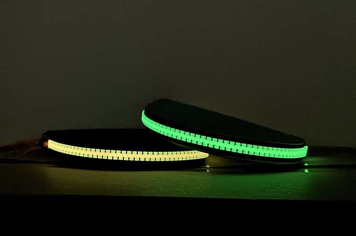 暗闇の中でC&C.P.H.EQUIPEMENTのミニ財布の蓄光ジップが光っているところ　YKKの「LUMIFINE®︎（ルミファイン）」ジップ