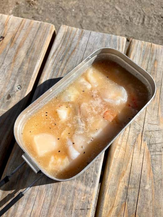 ①冷凍えび、ほたてを解凍し、食べやすい大きさに切る。卵は事前にといておく。レタスは手でちぎる。

②メスティンに米、鶏ガラスープの素、しょうゆ、塩、こしょうを入れてから、リベット（メスティン内側にある丸ぽち）の真ん中に水を合わせる。そこに切ったえび、ほたてを加える。