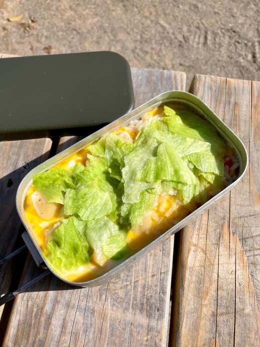 ④炊き上がった蓋を開け、素早く溶き卵を流し入れ、レタスを入れて蓋を閉め、タオルなどを巻いて10分保温する。