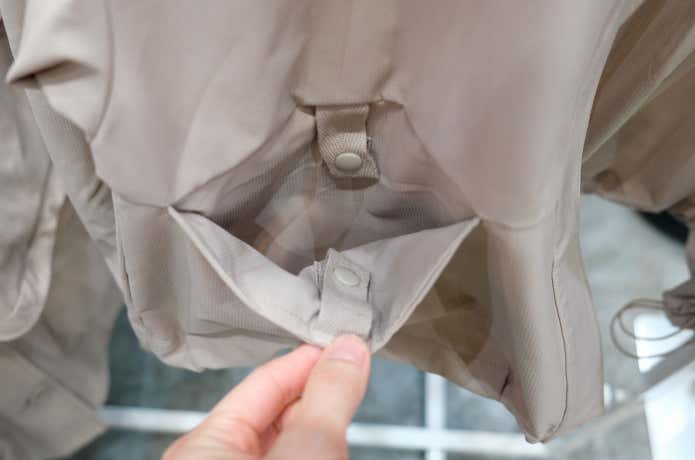 外側の右ポケットの内部のスナップボタン