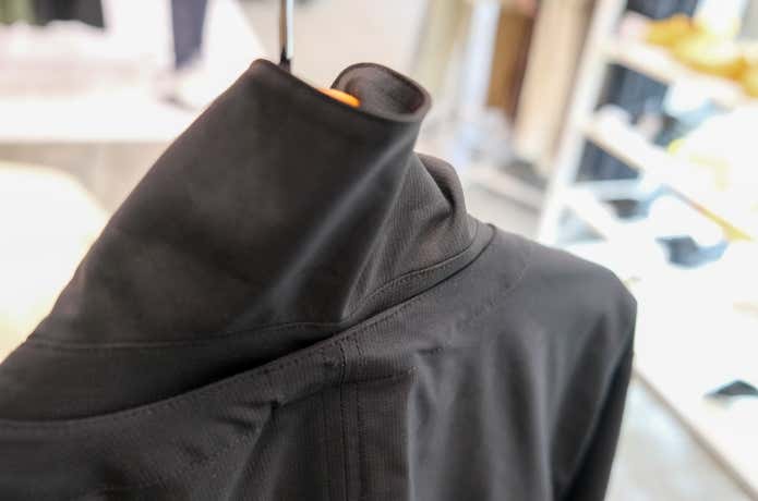 ブルゾンとベストをレイヤード