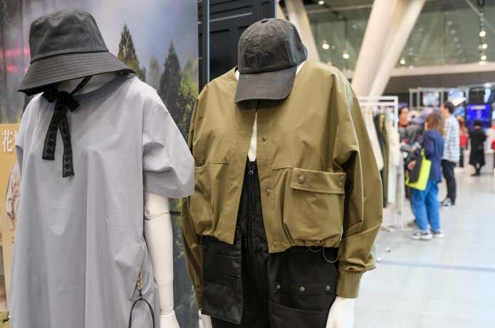 レディースエアロクラスターポケットブルゾンのシルエット