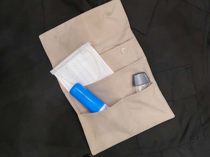 目薬や点鼻薬、マスクを入れたポーチ