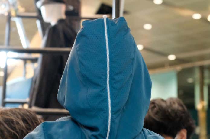 フードのジップを完全に閉めた状態