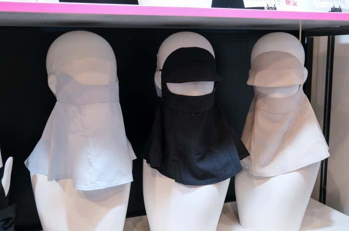 左:暑熱α フェイスガード、右:XShelter 暑熱α ツバ付きフェイスガード