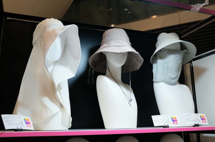 左:XShelter 暑熱α フレアケープハット、中央:XShelter 暑熱α ロングブリムハット、右:XShelter 暑熱α シェード付きハット