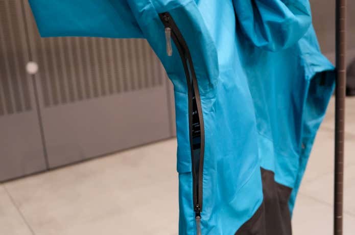 脇下には大型ベンチレーション