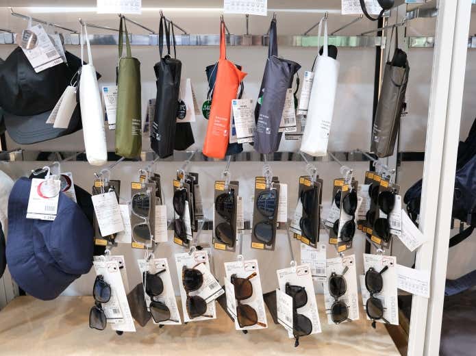 雨晴れ兼用傘とサングラス