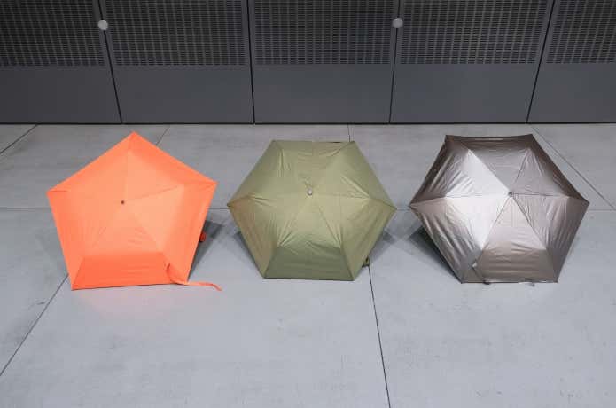 左:雨晴れ兼用 遮熱スリムアンブレラ、中央:雨晴れ兼用 デイリーアンカーアンブレラ、右:雨晴れ兼用 両面チタン遮熱アンブレラ