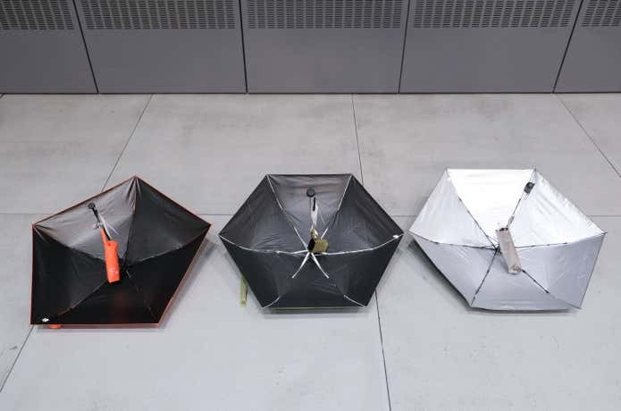 左:雨晴れ兼用 遮熱スリムアンブレラ、中央:雨晴れ兼用 デイリーアンカーアンブレラ、右:雨晴れ兼用 両面チタン遮熱アンブレラ