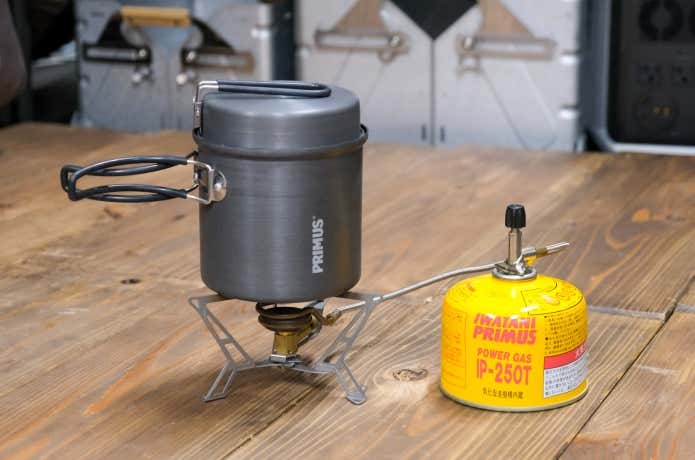 「エクスプレススパイダーストーブ」にクッカーを載せた様子