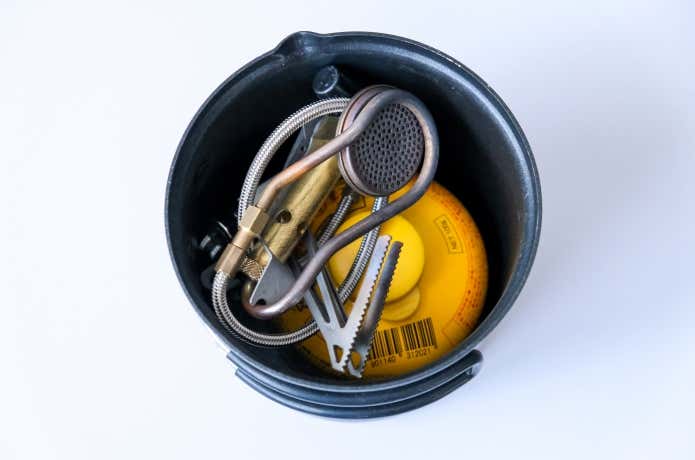 110サイズの小型ガスをクッカー内に収納