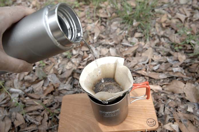 コーヒーを淹れる様子