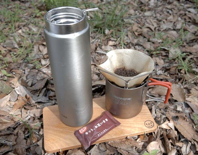 保温ボトルと注ぎ口とドリッパー