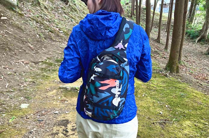 パタゴニア　アトムスリングを使用してハイキングをする人