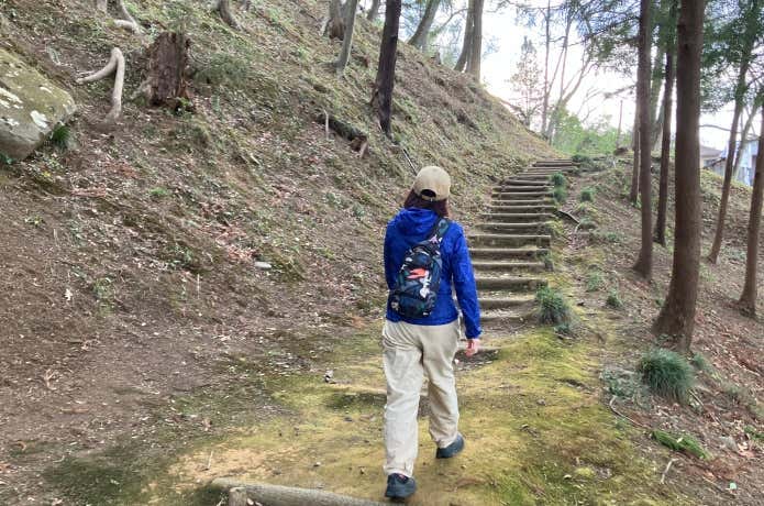 パタゴニアのショルダーバッグでハイキングをする人