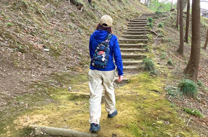 パタゴニア　アトムスリングでハイキングをする人