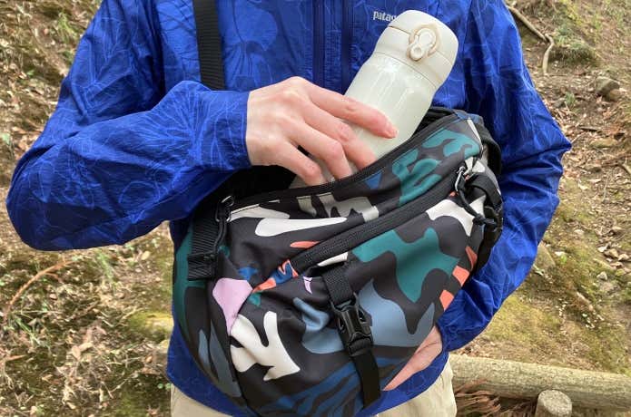 パタゴニア　アトムスリングの荷物の取り出し