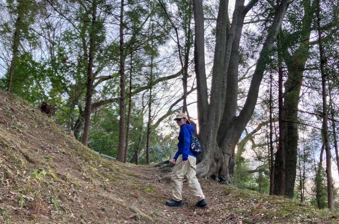 パタゴニアのショルダーバッグを持ってハイキングをする人