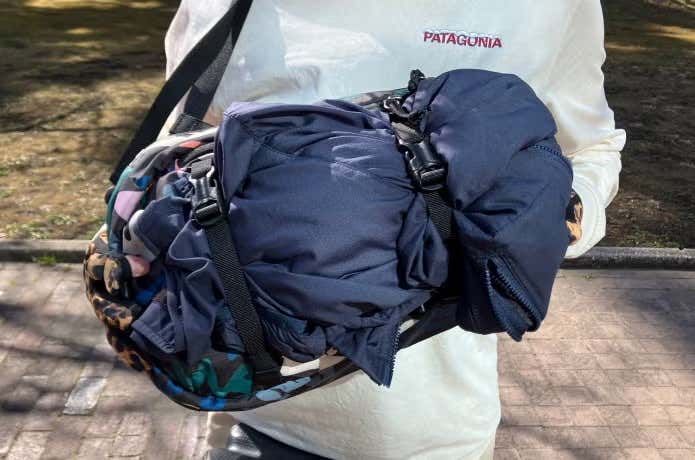 パタゴニア　アトムスリングのストラップに上着を挟んだ状態