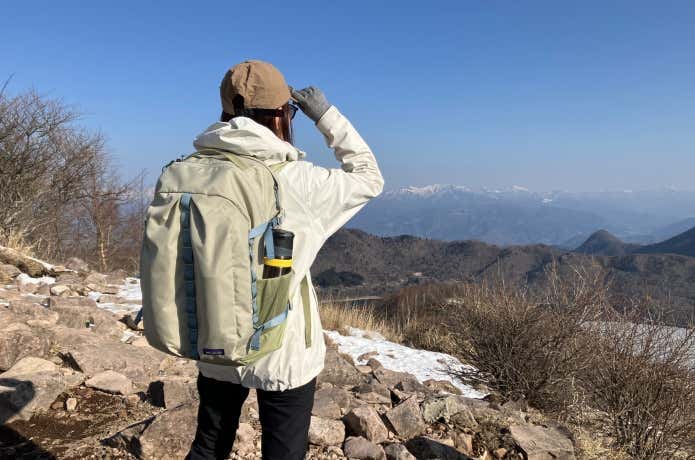 パタゴニア「レフュジオ・デイパック 32L」を使用する登山者