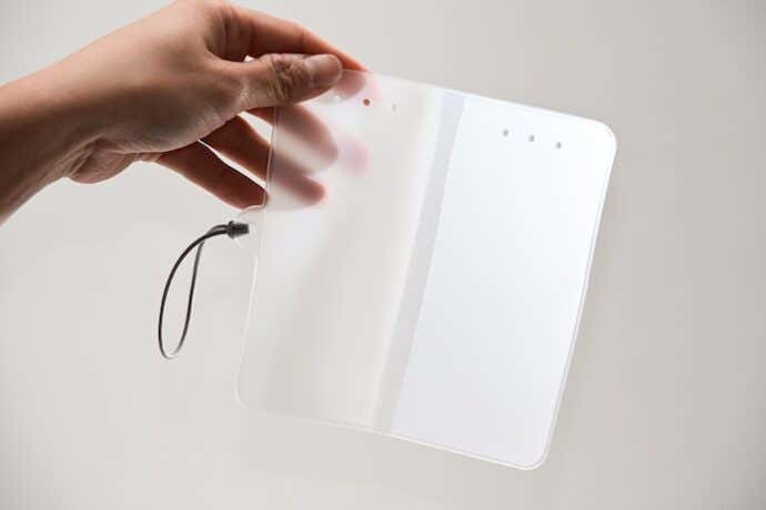 開いた状態の二つ折りポーチ