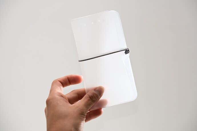 折り畳んだ状態の二つ折りポーチ