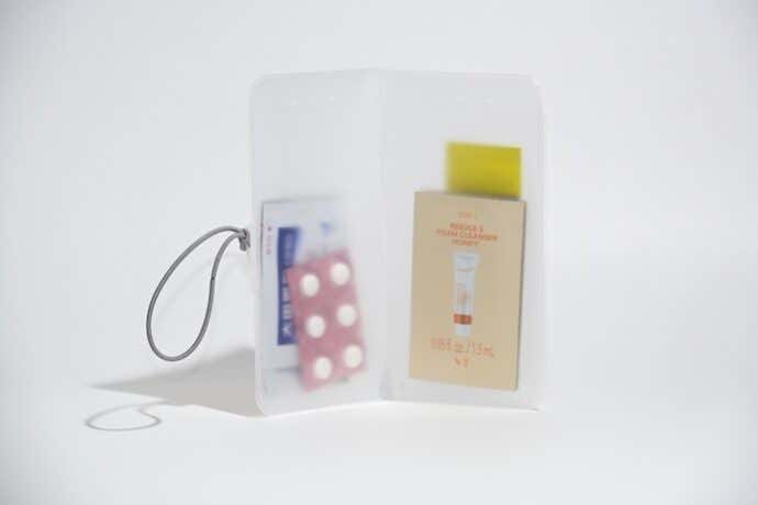 2つ折りポーチにアイテムを収納した様子